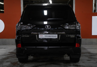 Подержанный автомобиль Lexus LX 2018 года (6 фото)