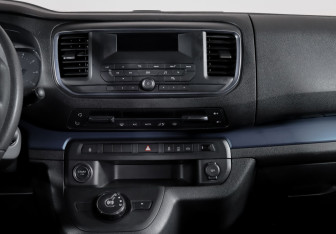 Подержанный автомобиль Peugeot Traveller 2017 года (13 фото)