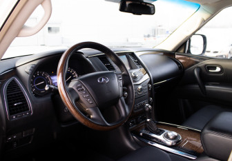 Подержанный автомобиль Infiniti QX80 2014 года (13 фото)