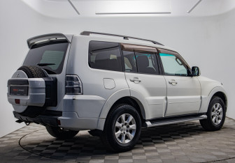 Подержанный автомобиль Mitsubishi Pajero 2012 года (5 фото)