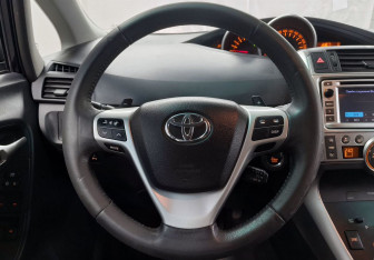 Подержанный автомобиль Toyota Verso 2012 года (12 фото)