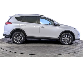 Подержанный автомобиль Toyota RAV4 2019 года (4 фото)