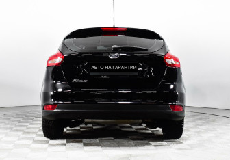 Подержанный автомобиль Ford Focus Hatchback 2016 года (6 фото)