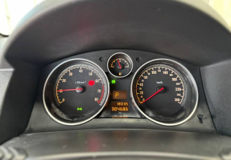 Подержанный автомобиль Opel Astra Sedan 2011 года (12 фото)