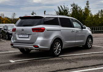 Подержанный автомобиль Kia Carnival 2020 года (5 фото)