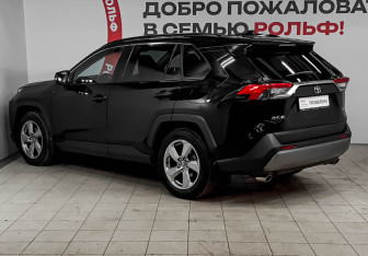 Подержанный автомобиль Toyota RAV4 2019 года (6 фото)