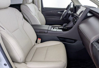 Подержанный автомобиль Toyota Alphard 2024 года (25 фото)