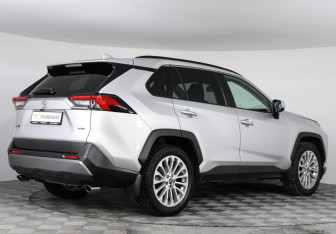 Подержанный автомобиль Toyota RAV4 2021 года (5 фото)