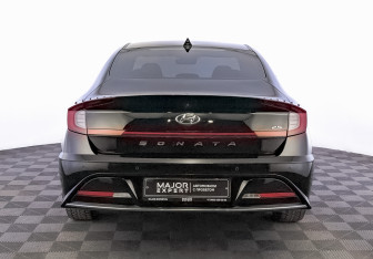 Подержанный автомобиль Hyundai Sonata 2022 года (6 фото)