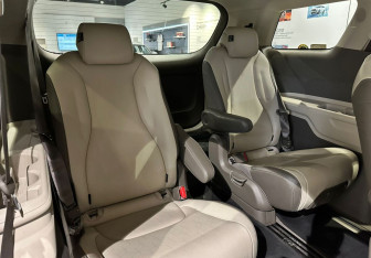 Подержанный автомобиль Kia Carnival 2021 года (15 фото)