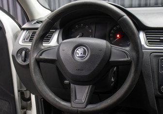 Подержанный автомобиль Skoda Rapid Liftback 2014 года (17 фото)