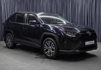 Подержанный автомобиль Toyota RAV4 2021 года (3 фото)