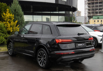 Подержанный автомобиль Audi Q7 2019 года (5 фото)