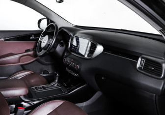 Подержанный автомобиль Kia Sorento 2017 года (11 фото)