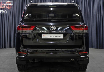 Подержанный автомобиль Toyota Land Cruiser Suv 2022 года (6 фото)
