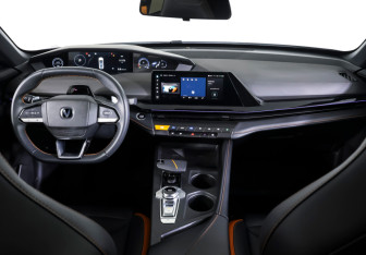 Подержанный автомобиль Changan UNI-V 2024 года (12 фото)