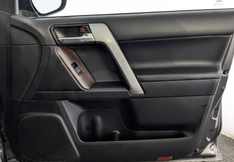 Подержанный автомобиль Toyota Land Cruiser Prado 2014 года (25 фото)