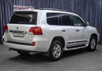 Подержанный автомобиль Toyota Land Cruiser Suv 2015 года (5 фото)
