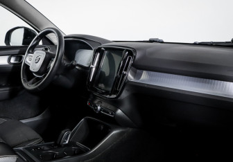 Подержанный автомобиль Volvo XC40 2018 года (9 фото)