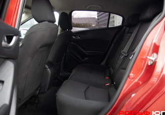 Подержанный автомобиль Mazda 3 Hatchback 2015 года (8 фото)