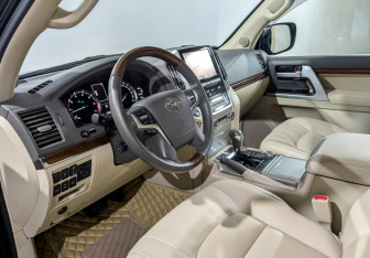 Подержанный автомобиль Toyota Land Cruiser Suv 2018 года (16 фото)