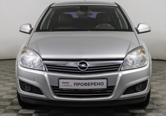 Подержанный автомобиль Opel Astra Sedan 2013 года (2 фото)