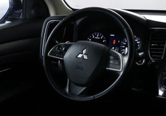 Подержанный автомобиль Mitsubishi Outlander 2014 года (14 фото)