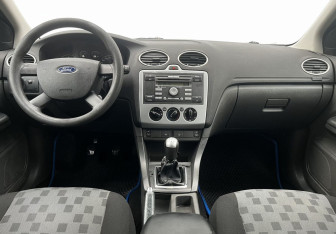 Подержанный автомобиль Ford Focus Wagon 2006 года (12 фото)