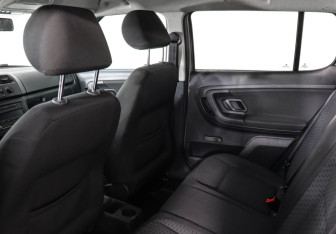 Подержанный автомобиль Skoda Fabia Hatchback 2011 года (8 фото)