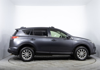 Подержанный автомобиль Toyota RAV4 2015 года (4 фото)