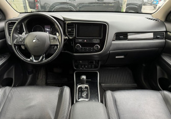 Подержанный автомобиль Mitsubishi Outlander 2018 года (9 фото)