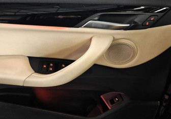 Подержанный автомобиль BMW X1 2015 года (15 фото)