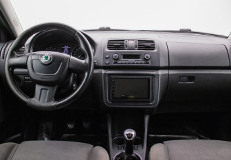Подержанный автомобиль Skoda Fabia Hatchback 2010 года (13 фото)