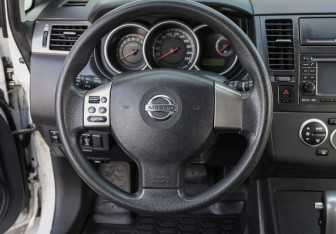 Подержанный автомобиль Nissan Tiida Hatchback 2012 года (15 фото)