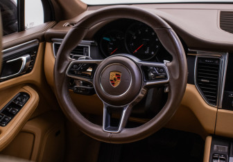 Подержанный автомобиль Porsche Macan 2018 года (15 фото)