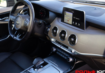 Подержанный автомобиль Kia Stinger 2018 года (17 фото)