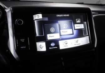 Подержанный автомобиль Peugeot 208 2013 года (19 фото)