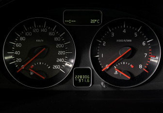 Подержанный автомобиль Volvo S40 2010 года (13 фото)