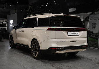Подержанный автомобиль Kia Carnival 2020 года (6 фото)