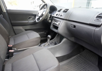 Подержанный автомобиль Skoda Fabia Hatchback 2011 года (11 фото)