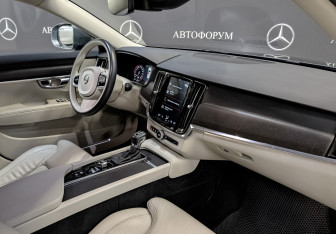 Подержанный автомобиль Volvo V90 Cross Country 2019 года (13 фото)