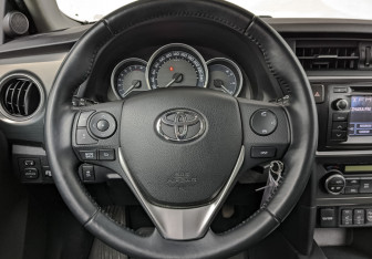 Подержанный автомобиль Toyota Auris Hatchback 2013 года (22 фото)