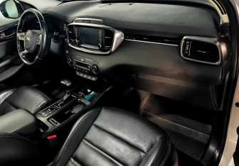 Подержанный автомобиль Kia Sorento 2018 года (12 фото)
