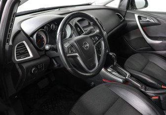 Подержанный автомобиль Opel Astra Sedan 2012 года (5 фото)