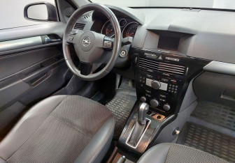 Подержанный автомобиль Opel Astra Hatchback 2008 года (10 фото)
