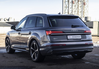 Подержанный автомобиль Audi Q7 2019 года (7 фото)