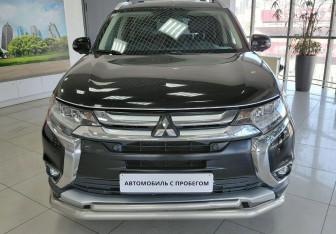 Подержанный автомобиль Mitsubishi Outlander 2018 года (2 фото)