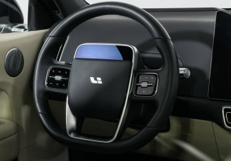 Подержанный автомобиль LiXiang L6 2024 года (15 фото)