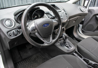 Подержанный автомобиль Ford Fiesta Sedan 2016 года (15 фото)
