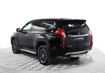 Подержанный автомобиль Mitsubishi Pajero Sport 2019 года (7 фото)